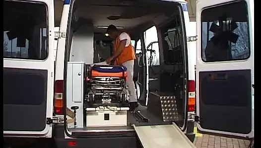 Mükemmel Alman nurse ambulansta büyük yarağa biniyor