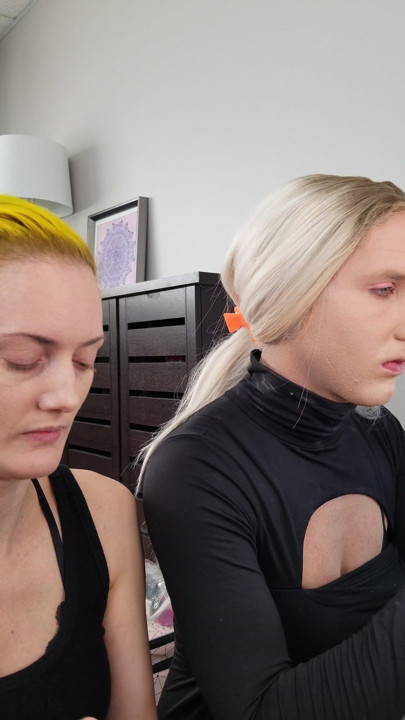 Crossdresser Bailey Wilde y Belyla Bradley maquillándose | Clip 3