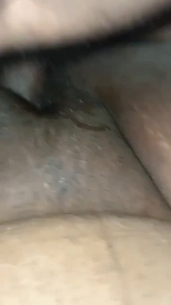 "Desi Tamil çiftleri gece vakti edepsizce sikişiyor" dan epik an