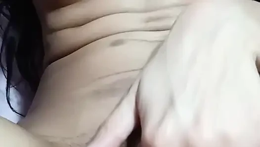 Hintli kız göğüslerine bastırıyor ve parmaklıyor yumuşak meme oyunu ve ıslak amcık tacizi