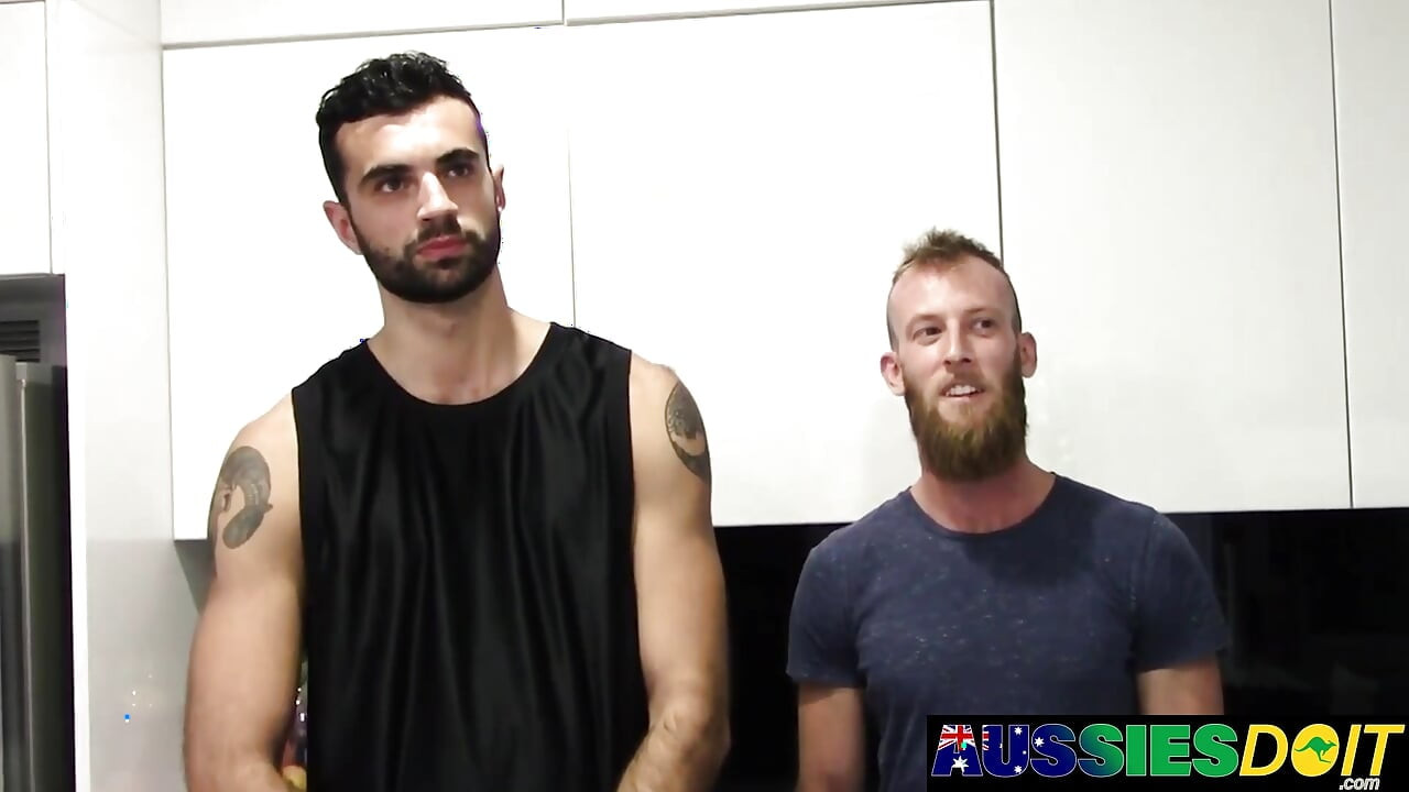 Bearded Tyla tug zakarnya dengan cepat semasa Eli membentangkan pantat Australianya