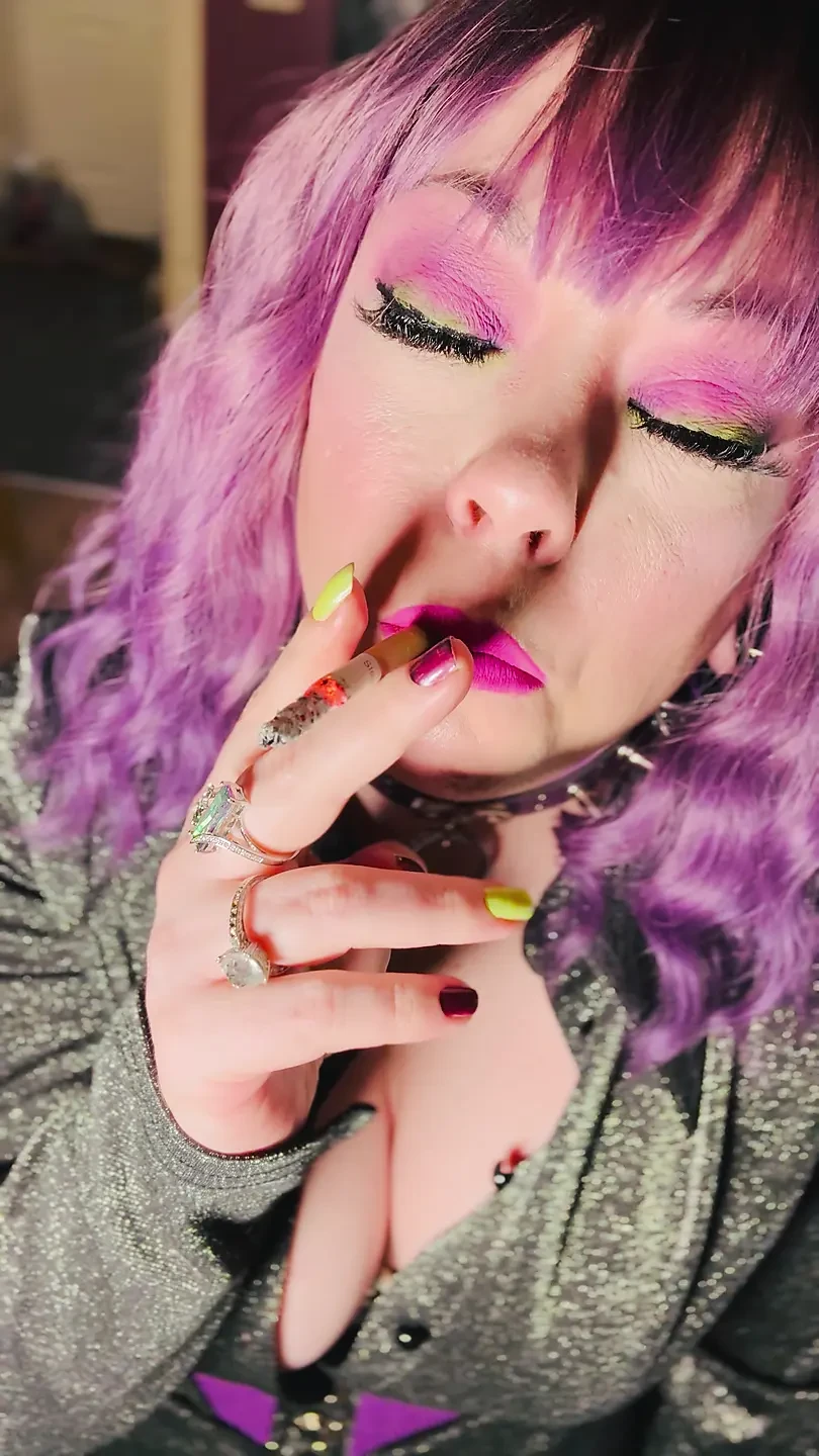 Tina Snua Dresses In A Goth Outfit & Has A Quick Smoke With You – Smoking Smoker