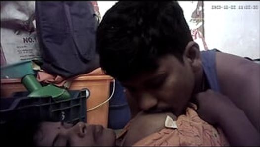 Indische ehefrau mit dicken möpsen küsst aa