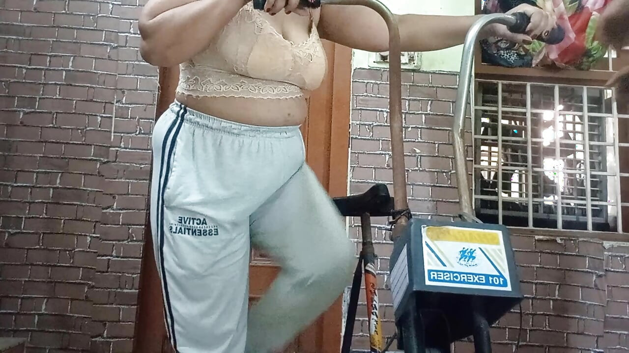 Indische gymleraar geeft de voorkeur aan niet alleen oefening, maar ook hardcore-seks