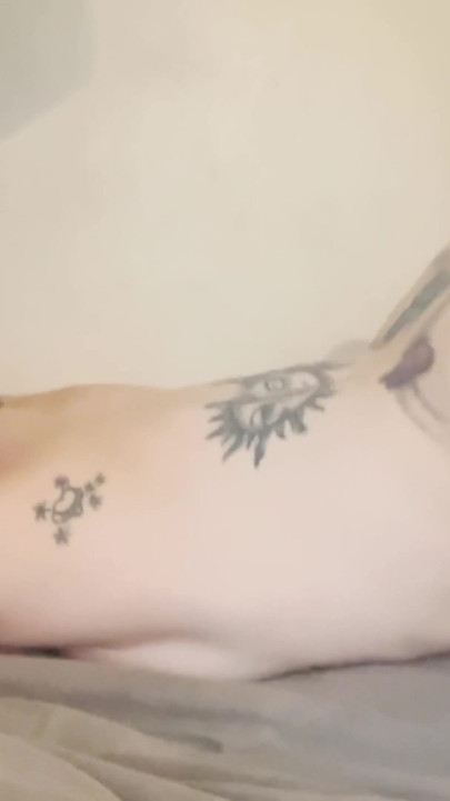 Η Tomboy αδερφή του Ryan αντιμετωπίζει τον νταή, αλλά αποφασίζει να της γαμηθεί η λεσβιακή της μουνάρα | Κλιπ 1