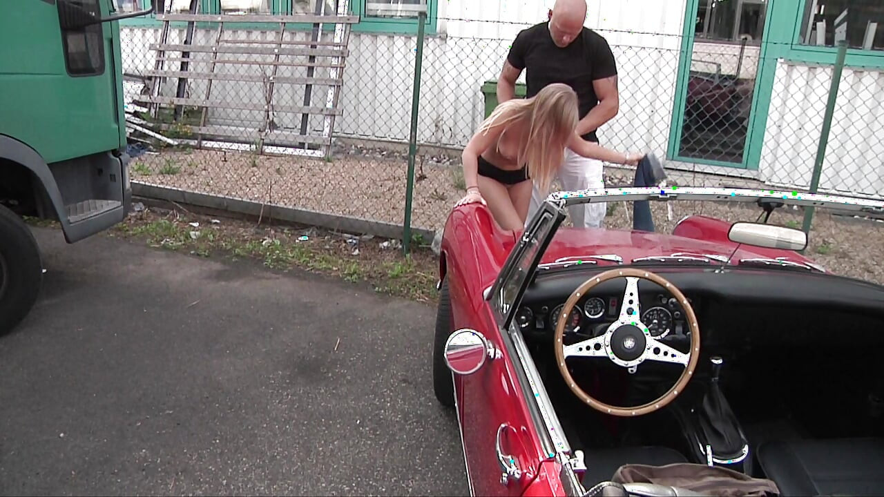 Awek Jerman diluar kereta dan dikongkek oleh macho sebenar