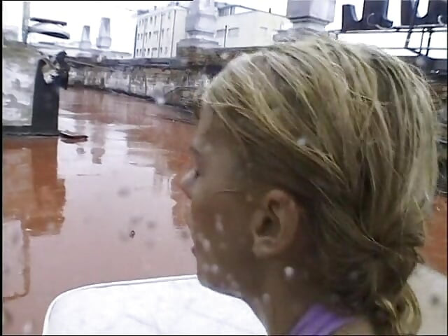 Młoda blondynka nastolatka zerżnięta na deszczu przez kutasa orgazm w ustach