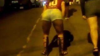 Bruna Safada do instagram rebolando de shorts na rua polpa