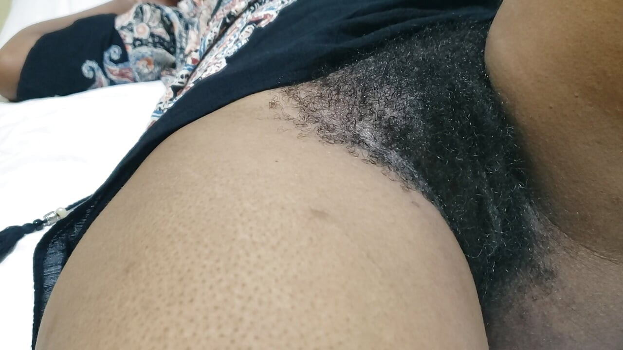 Gorąca MILF ma najwłosą owłosioną cipkę i tyłek, jakie jeszcze widziałeś