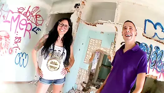 Едва достигшая возраста Raquel Abril - возбужденная девушка получает свою киску