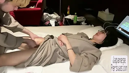 Gadis berkacamata yang tenang - pijatan sederhana berubah menjadi momen pribadi yang direkam