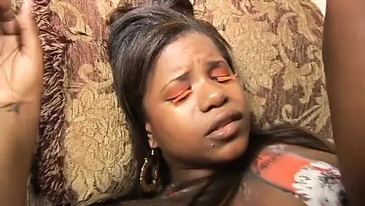 Молодая фигуристая чернокожая милашка мисс Cakes получила специальный костюм как боди-арт и долбежка киски