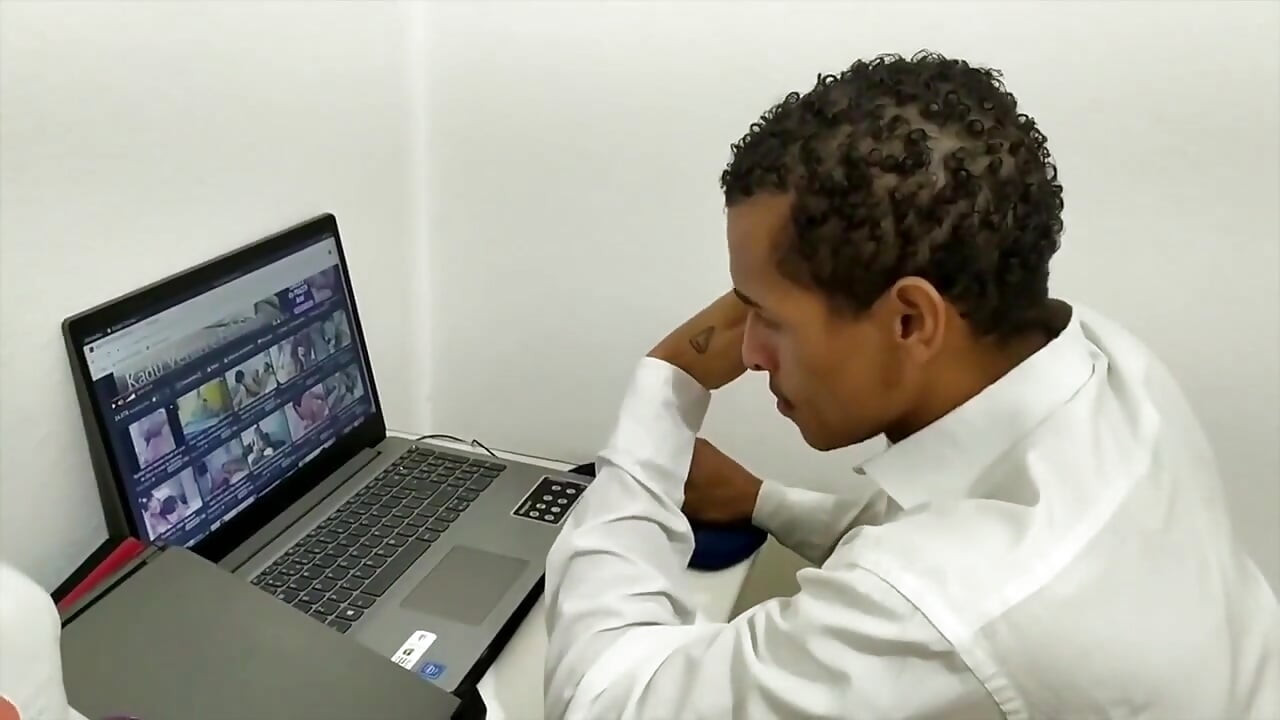 Kadu został zerżnięty na surowo przez swojego prostego przyjaciela dla zabawy