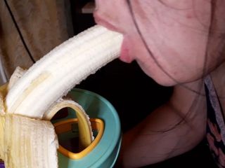 Chupando uma banana na minha boca molhada