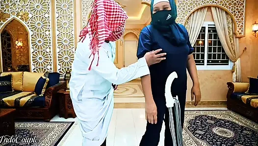 Красивая мусульманка в хиджабе хочет, чтобы я трахнул крошечный член домашней горничной в Саудовской Аравии