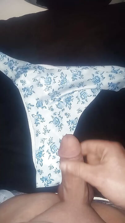 Trljam svoj mali i svršavam na njezine slatke gaćice