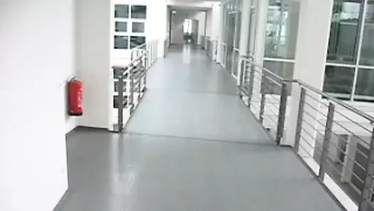 Üniversitede koridorda çıplak