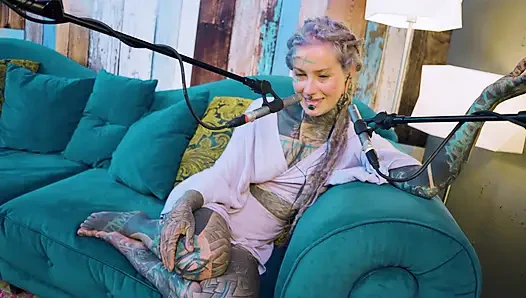 Aku lagi ngomongin tentang b - bordem - asmr podcast sfw lagi ngobrol sama model bertato rambut gimbal asal gotik