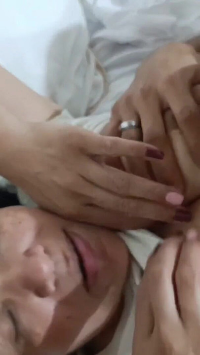 Une MILF avec un gros cul fait son premier trio avec son beau-fils pervers et la voisine lui taille une super pipe | Clip 1