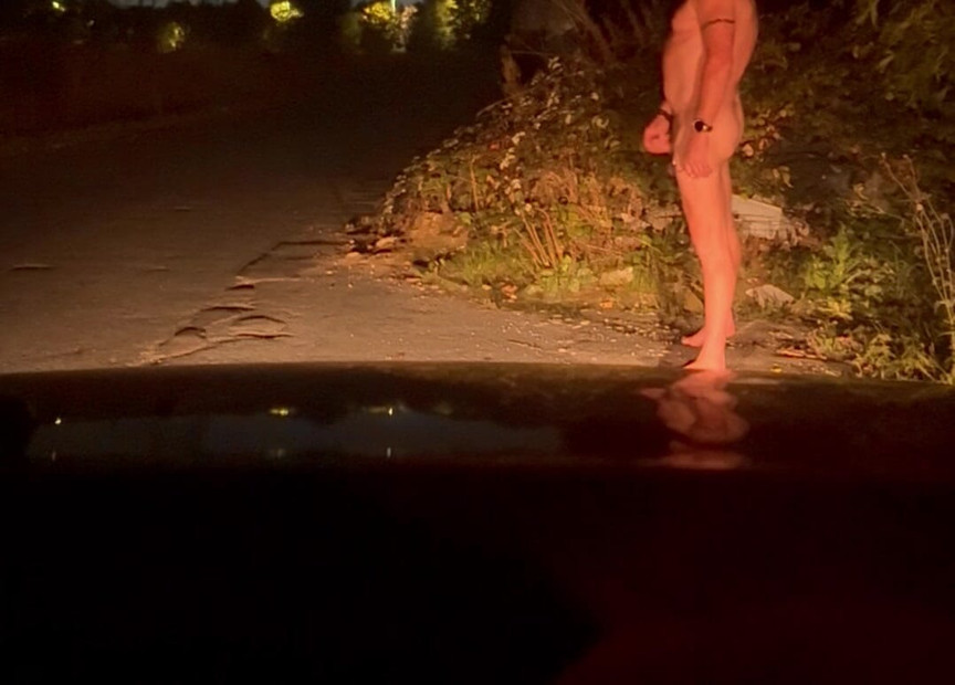 道路脇で裸でオナニー