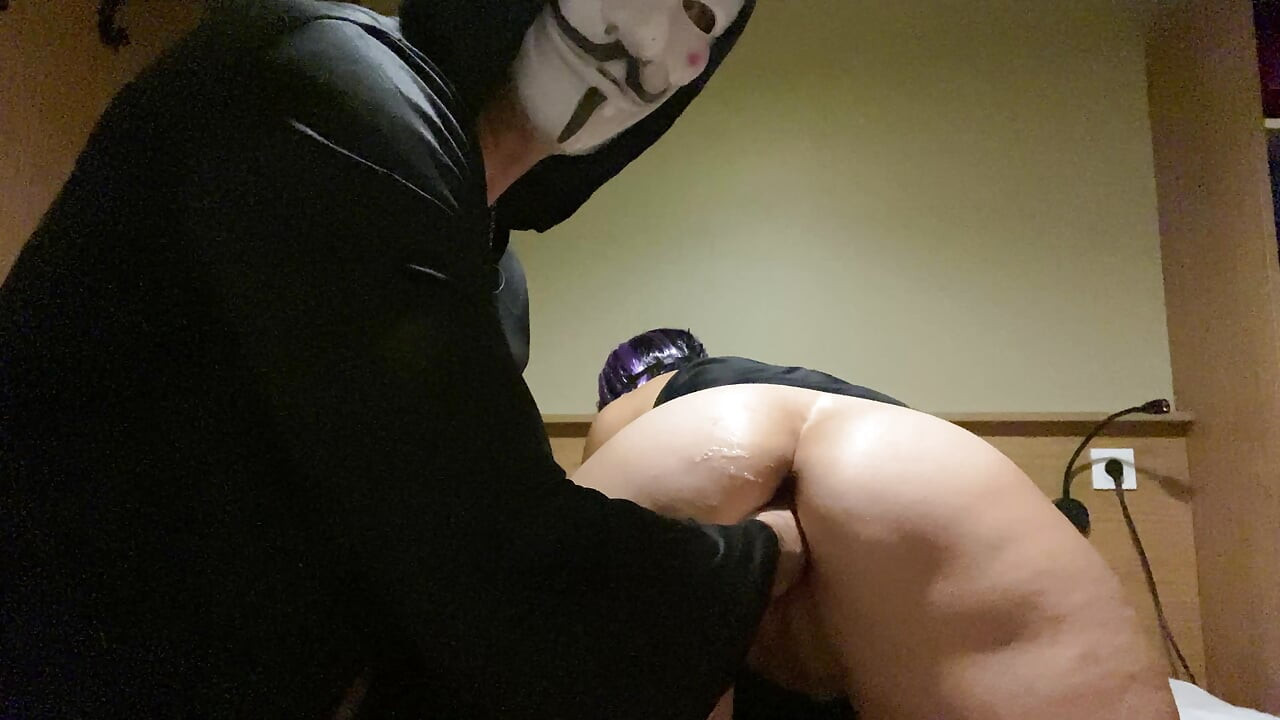 Violette isimsiz bir adam tarafından yumruk sokma