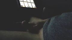 ポルノを見て脚にエロい射精をする大人の映画館の一人カメラ。
