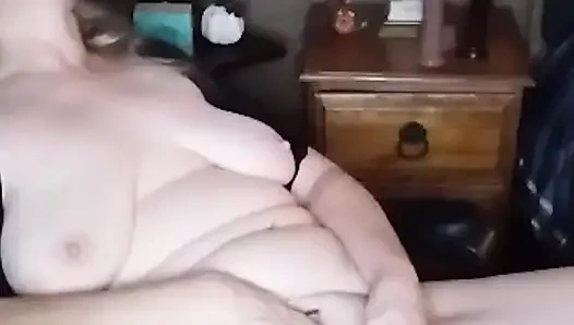 Горячий оргазм для этой сексуальной толстушки! Сексуальная милфа-толстушка делает немного танца, затем дрочит!