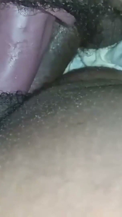 Amatör sert seks üvey annesinin şişman amına iki büyük yarak sokuyor | Klip 1