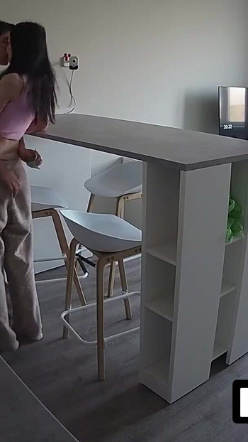 Momen penting dari "LUUV. Alice menggoda lucien di depan kamera saat rutinitas pagi hari"