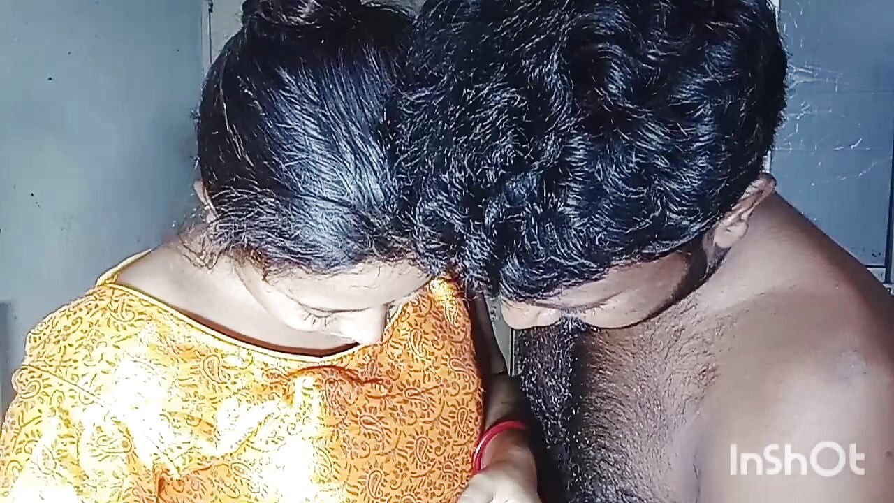प्रिया भाभी ने बहुत ही खूबसूरत ड्रेस पहनी है और एक नया असली वीडियो बनाने जा रही है