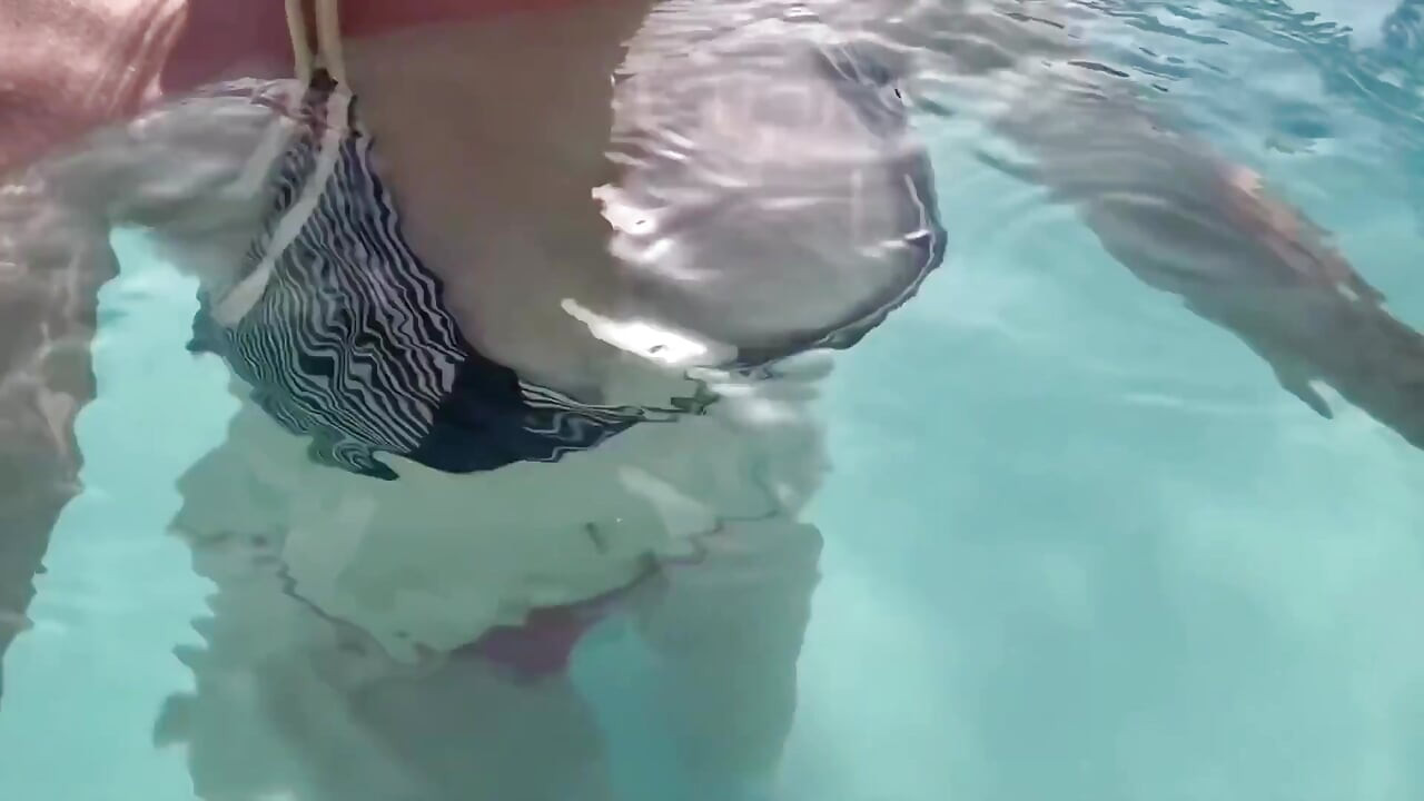 Artemisia love, am pool ihre saftigen dicken titten blank zu ziehen