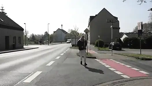 Dia telah menunggu bus selama lebih dari satu jam