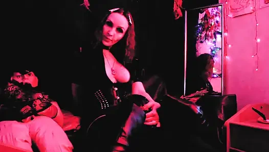 Gummi-sklavin muschilingus eva, latex, domina, stiefel, fetisch, BDSM, kink, dicker arsch, milf