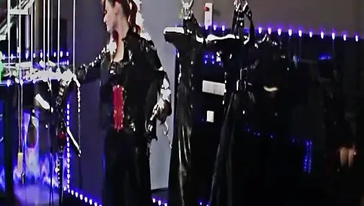 Böse Kaltwasserbehandlung Für Den Gummisklaven