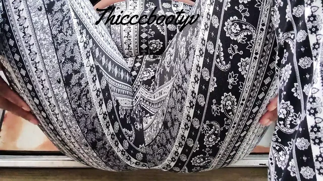 Наслаждаюсь природой, играя с моей киской