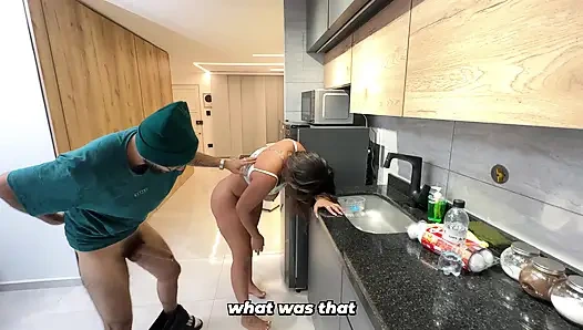 Vollbusige brünette MILF hilft ihrem schwager, wenn seine frau weg ist