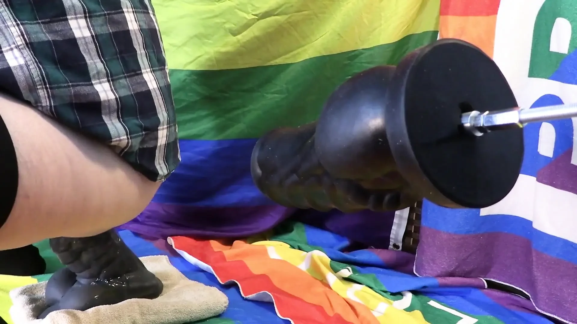 Recebendo máquina fodida por este xxl grande brinquedo