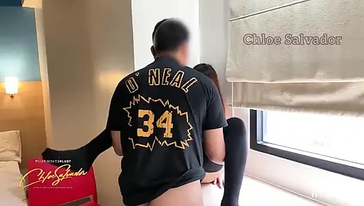 Сексуальную филиппинку трахают у окна, затем кончают