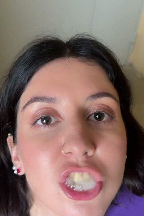Stranger Girl Knelt in the Entrance of an Apartment Building to Suck and Swallow Cum