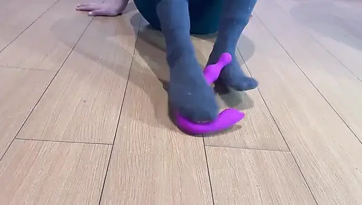 Две лесбиянки экспериментируют с игрушками