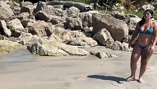 Terk edilmiş plajın izinde tanga bikinili sıcak esmerler lezzetli