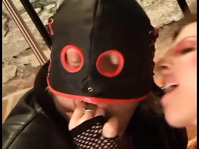 穿着黑色丝袜的恋物癖红发女郎骑乘大鸡巴