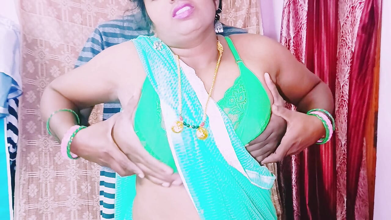Seksi büyük götlü üvey anne üvey oğlunun büyük uzun yarağının tadını çıkarıyor. Telugu edepsizce konuşuyor.