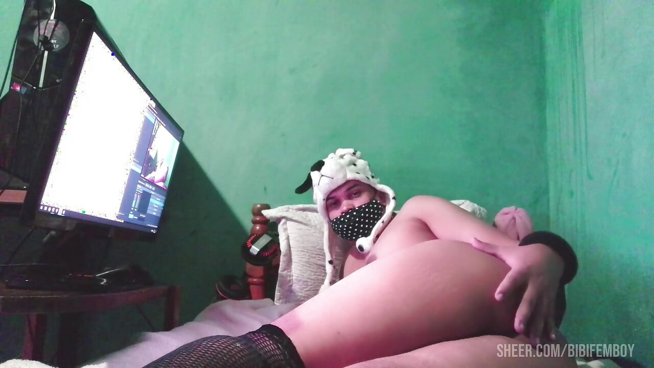 Droljasta tranny sa velikim dupetom, širi noge i masturbira kurac.
