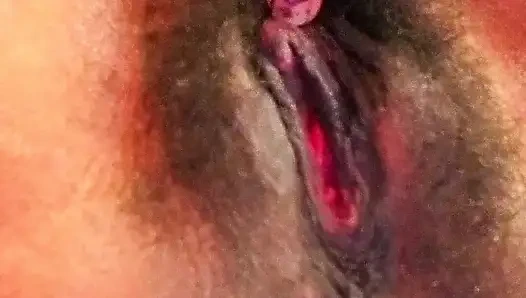 Genç sürtük kendisiyle oynuyor