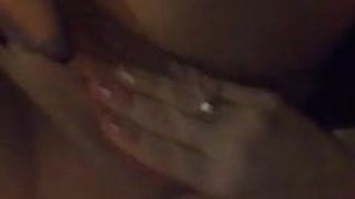 Ehefrau masturbiert mit ihrem Dildo