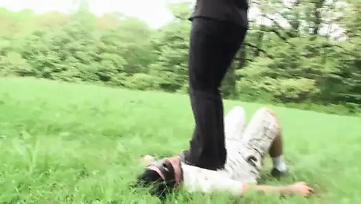 Hukuman trampling di luar ruangan dengan sepatu berlumpur