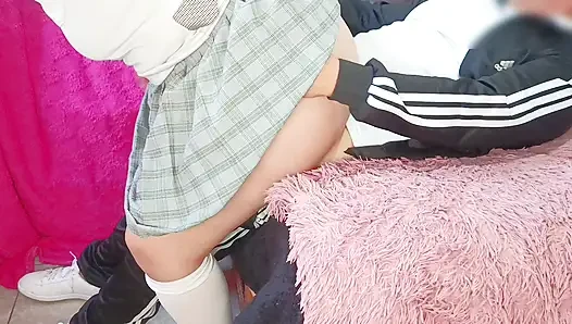 DU HAST EINE SEHR GUTE SHORTS! WIR BLEIBEN ALLEIN ZU HAUSE UND ICH BRINGE MEINER FRECHEN STIEFSCHWESTER NEUE SPIELE BEI