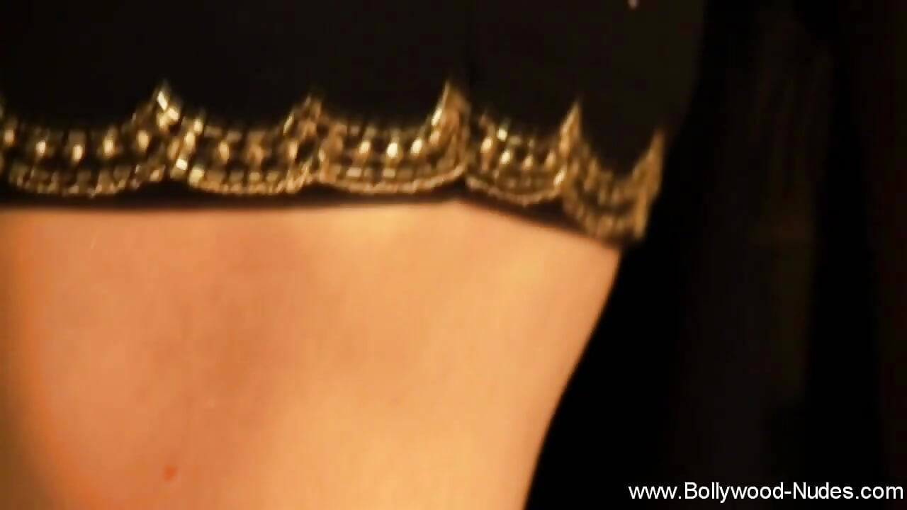 Deva Dassi Shows Her Sexy Belly