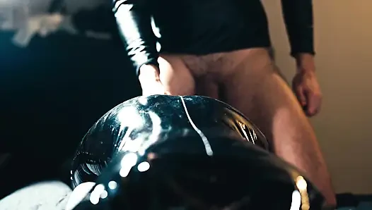 Zuerst Fickt Er Mich Mit Einem Dildo, Dann Penetriert Er Mich Mit Seinem Schwanz Und Kommt Überall Auf Meinen Anzug